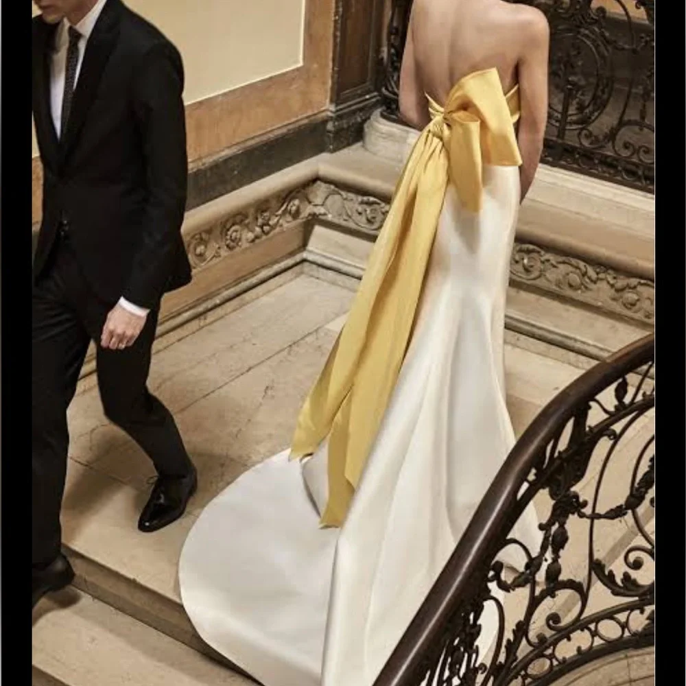 Carolina Herrera Hunter Wedding Gown - Picture 4 of 5